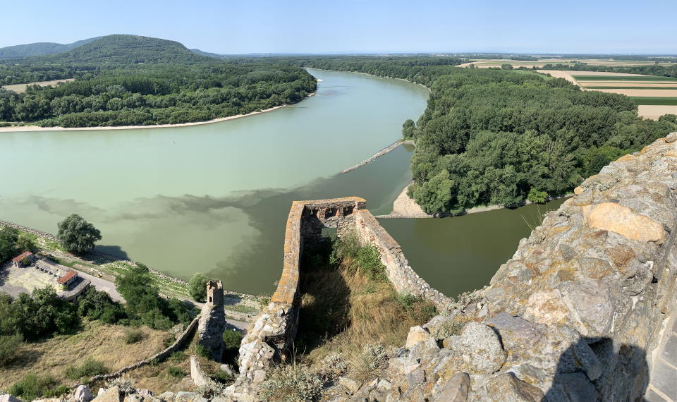 Blick von der Thebener Burg auf Hainburg und Donau
